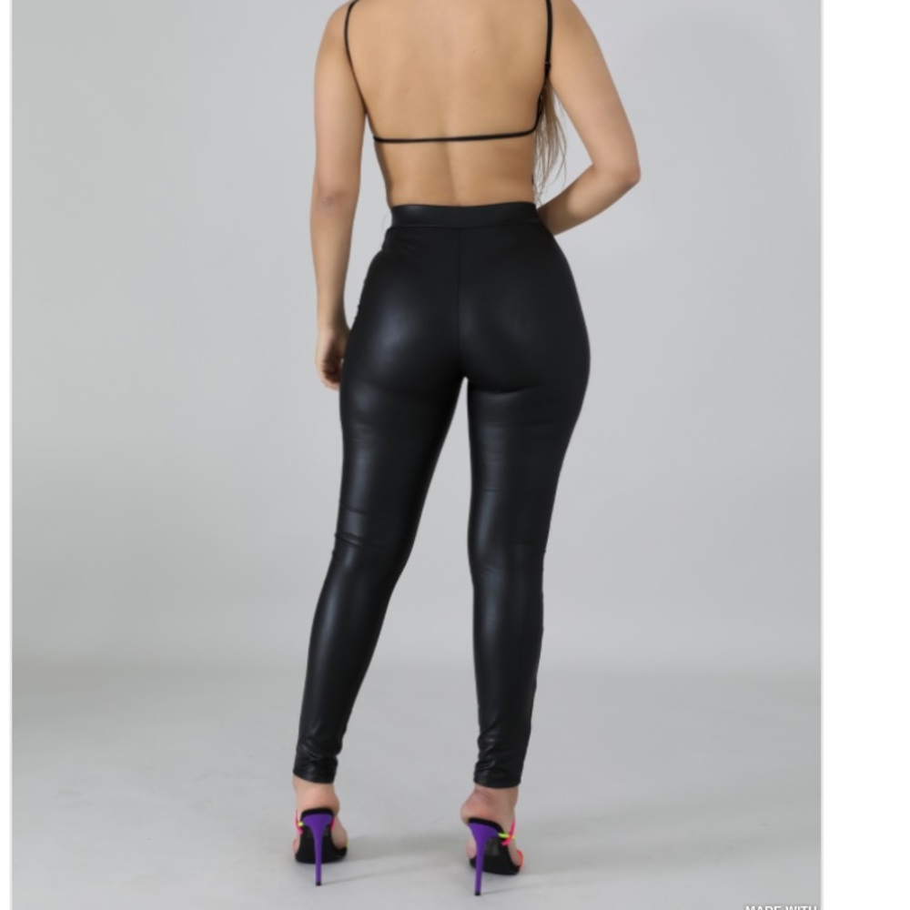 Black leather leggings !! 😍